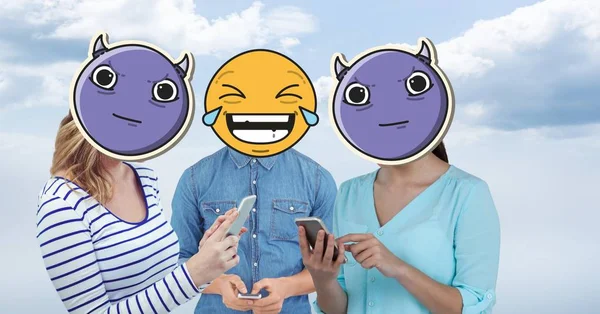 Digitalt genererade bilden av vänner ansikten täckta med emoji med smarta telefoner mot himlen — Stockfoto