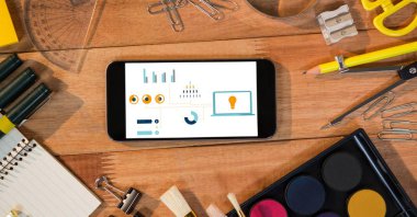 Çeşitli grafikler üzerinde görüntülenen akıllı telefon üzerinde 