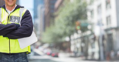 trafik kontrolörü katlanmış elleriyle  