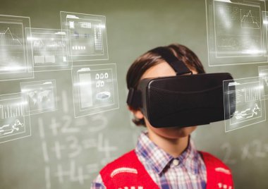 Çocuğun önünde Vr giyen yazı tahtası