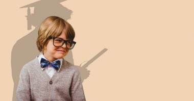 Dijital olarak boy gülümseyerek görüntü yüksek lisans öğrencisi gölgesi ile arka planda oluşturulan
