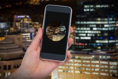 El ele tutuşan cep telefonu