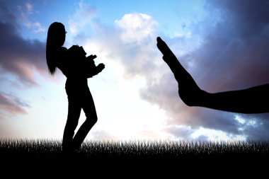 bir yığın kitap taşıyan genç bir kadın