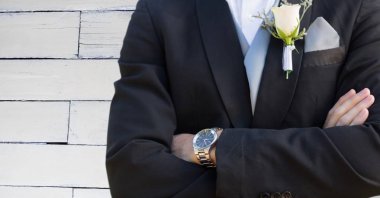 Beyaz ahşap panel karşı orta bölüm damat