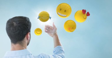 Arka cam aygıt emojis ve flare ile mavi arka plan karşı gidiyor adam