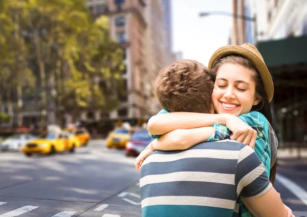 Para przytulająca się w mieście — Zdjęcie stockowe