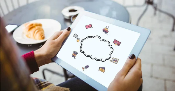 Femme tenant tablette PC avec icône nuage — Photo