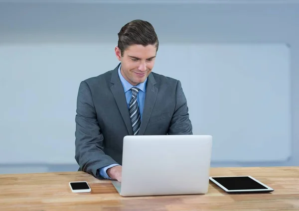 Homme d'affaires avec ordinateur portable contre bleu — Photo