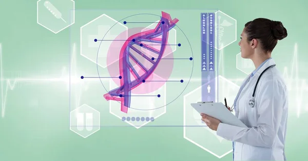 Női orvos elemzése DNS szerkezetének a képernyőn — Stock Fotó