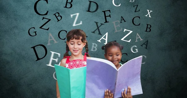 Digitaal gegenereerde afbeelding van meisjes houden van boeken met brieven vliegen tegen groene achtergrond — Stockfoto
