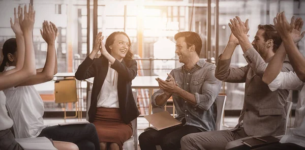 Führungskräfte applaudieren nach Präsentation — Stockfoto