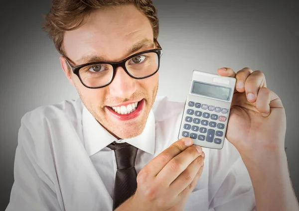 Nerd com calculadora contra fundo cinza — Fotografia de Stock