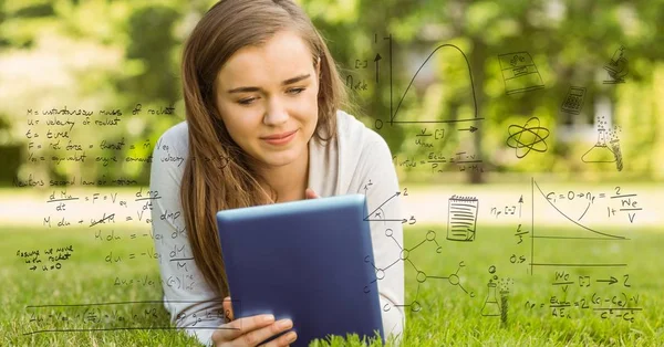 Studente universitario sorridente utilizzando tablet digitale — Foto Stock