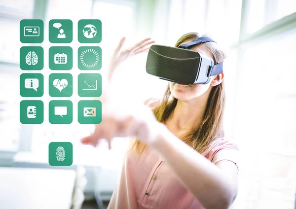 Mujer con VR Auriculares de realidad virtual con interfaz de salud —  Fotos de Stock