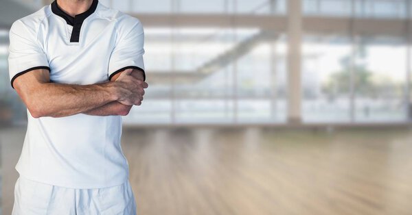 работник теннисного клуба со сложенными руками
 