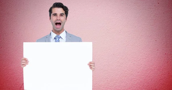 Empresário, gritando enquanto mantém em branco — Fotografia de Stock