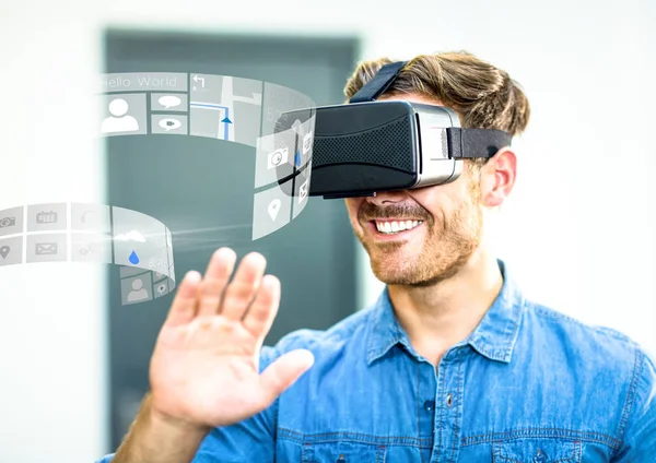 Muž na sobě Vr virtuální realita Headset s rozhraním — Stock fotografie