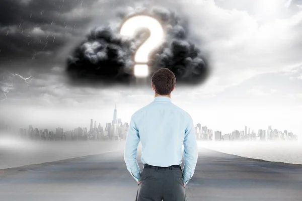 Imagen generada digitalmente del hombre de negocios mirando el signo de interrogación en el cielo nublado sobre la ciudad — Foto de Stock