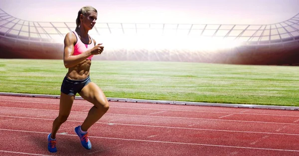 Longitud total de atleta femenina corriendo en pista de carreras —  Fotos de Stock