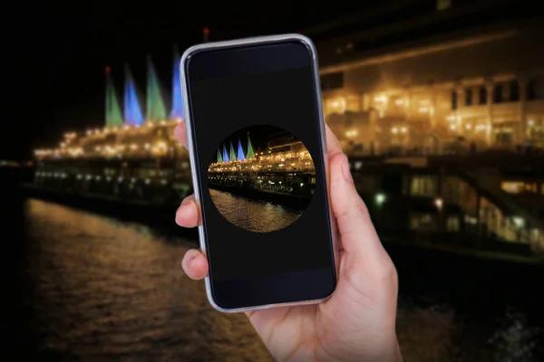 Mano celebración de teléfono móvil — Foto de Stock