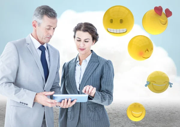 Επιχειρηματίες με tablet ενάντια στο cloud και έδαφος με emojis — Φωτογραφία Αρχείου