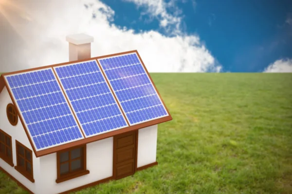 Дом с солнечными панелями — стоковое фото