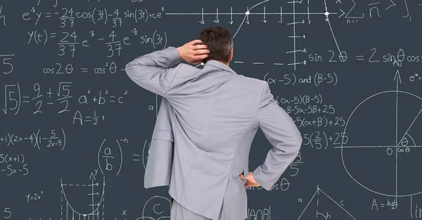 Empresario confuso leyendo ecuaciones matemáticas — Foto de Stock