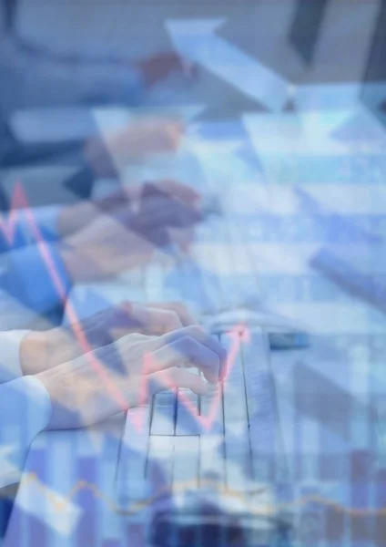 Manos en las computadoras con superposición gráfica de flecha azul —  Fotos de Stock