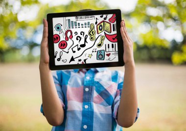 Çocuk holding tablet yüzüne 