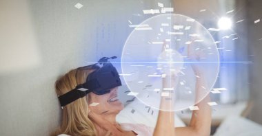 Dijital bileşik görüntü Vr gözlük takan kadın