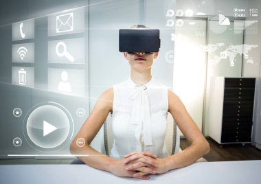 VR sanal gerçeklik kulaklık arabirimi ile giyen kadın