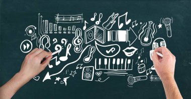 Gemide müzik simgeleri çizim eller
