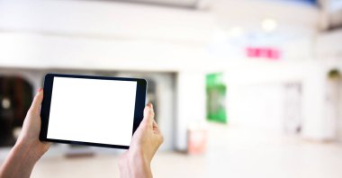 Alışveriş merkezinde tablet ile el