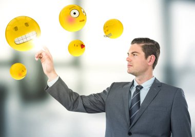 Emojis bulanık gri office karşı gösteren iş adamı