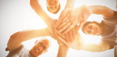 Mutlu gönüllüler birlikte eller istifleme