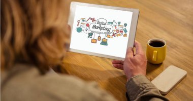 dijital pazarlama işareti ile tablet PC