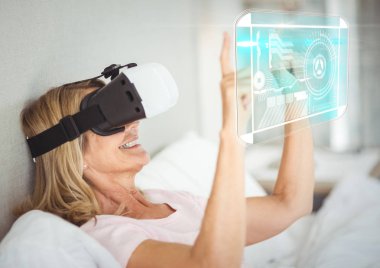 VR sanal gerçeklik kulaklık arabirimi ile giyen kadın