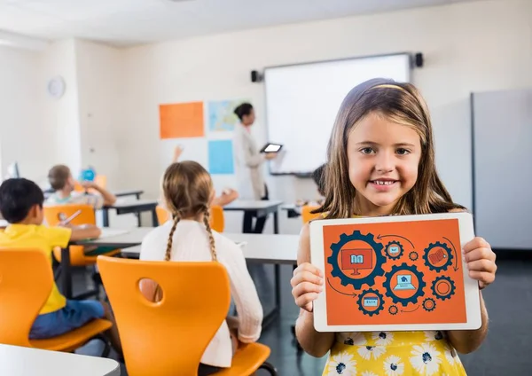 Enfant en salle de classe avec tablette montrant les graphismes d'engrenages — Photo