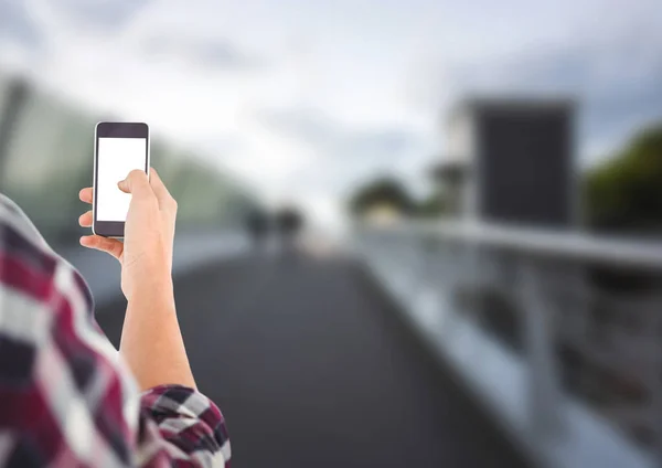 Mão dos jovens com o telefone em uma ponte — Fotografia de Stock
