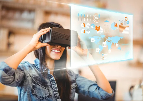 Mujer con VR Auriculares de realidad virtual con interfaz —  Fotos de Stock