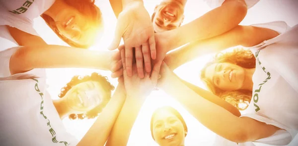 Glada grupp av frivilliga som sätter händerna ihop — Stockfoto