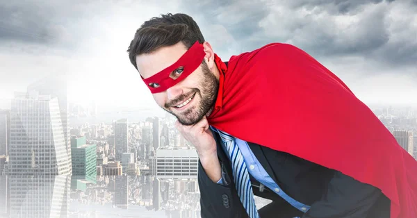 Biznes człowiek superbohatera z głową pod ręką przed rozmyte skyline — Zdjęcie stockowe