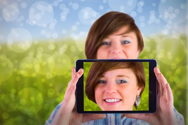 Kadın gösteren dijital tablet — Stok fotoğraf