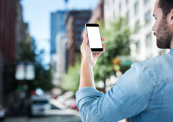 Mannen met telefoon in de stad — Stockfoto