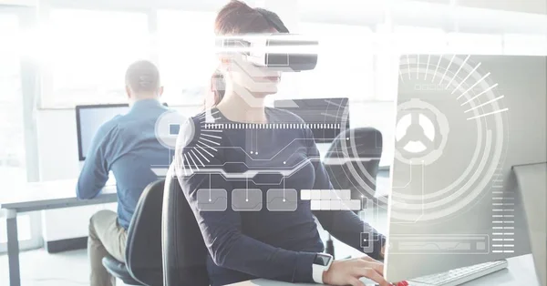 Donna d'affari che indossa occhiali VR mentre utilizza il computer in ufficio — Foto Stock