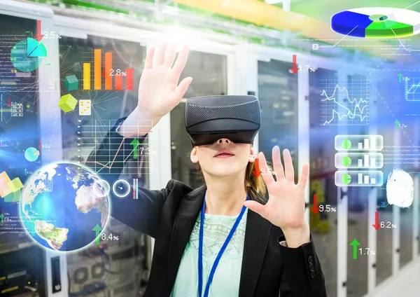 Femme portant VR casque de réalité virtuelle avec interface — Photo