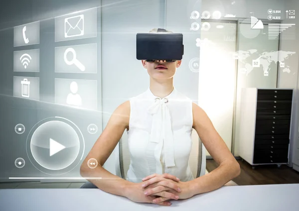 Kvinna som bär Vr Virtual Reality Headset med gränssnitt — Stockfoto
