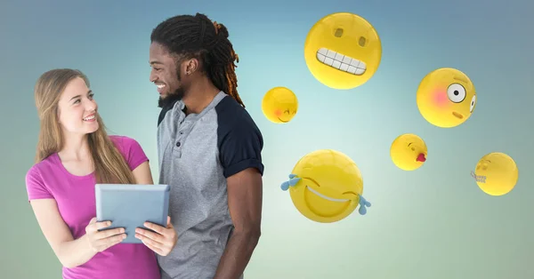 Άνδρας και γυναίκα με tablet και emojis μπλε πράσινο φόντο — Φωτογραφία Αρχείου