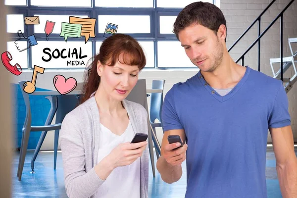 Uomo e donna che utilizzano i social media sugli smartphone — Foto Stock