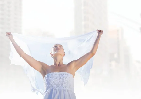 Mujer sintiendo libertad y paz — Foto de Stock